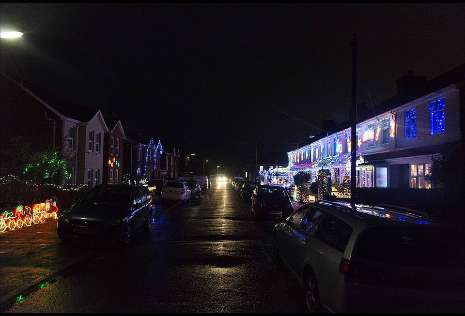 Viral: Γειτονιά στην Βρετανία τσακώθηκε για τον χριστουγεννιάτικο στολισμό και ιδού τα αποτελέσματα [εικόνες] | iefimerida.gr 0
