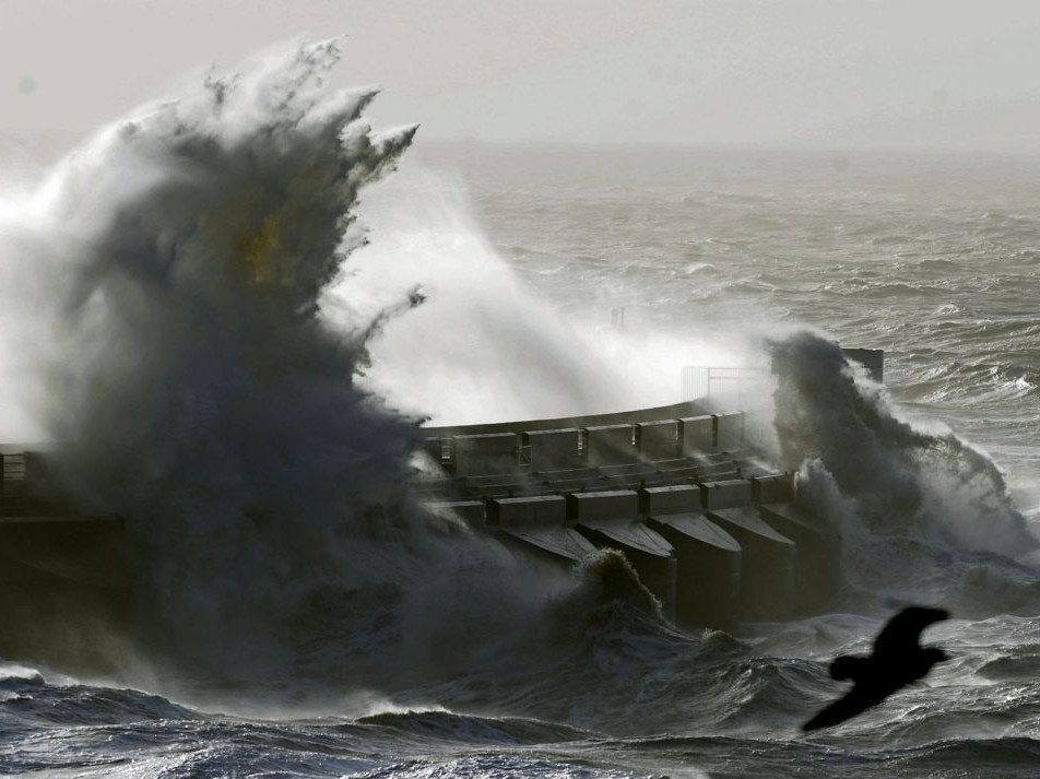 Στο έλεος της φονικής κακοκαιρίας η Βρετανία -Δυο νεκροί και δεκάδες τραυματίες από την τρομακτική θεομηνία [εικόνες]   | iefimerida.gr 0