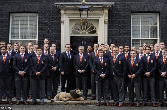 Έκαναν «κερατάκια» στον πρωθυπουργό της Βρετανίας σε επίσημη φωτογράφιση! [εικόνες +βίντεο] | iefimerida.gr 0