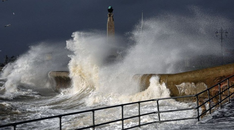 Στο έλεος της φονικής κακοκαιρίας η Βρετανία -Δυο νεκροί και δεκάδες τραυματίες από την τρομακτική θεομηνία [εικόνες]   | iefimerida.gr 3
