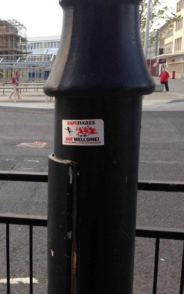 Φυλλάδια στη Βρετανία με σύνθημα: Βιαστές-πρόσφυγες δεν είστε ευπρόσδεκτοι [εικόνες] | iefimerida.gr 1