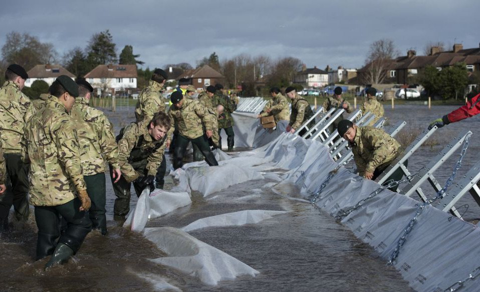 Στο έλεος της φονικής κακοκαιρίας η Βρετανία -Δυο νεκροί και δεκάδες τραυματίες από την τρομακτική θεομηνία [εικόνες]   | iefimerida.gr 2