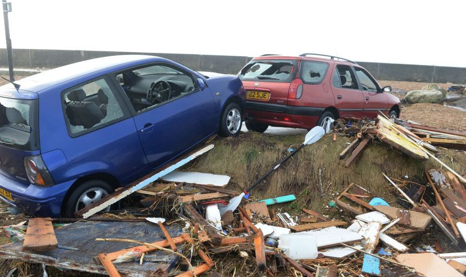 Στο έλεος της φονικής κακοκαιρίας η Βρετανία -Δυο νεκροί και δεκάδες τραυματίες από την τρομακτική θεομηνία [εικόνες]   | iefimerida.gr 1