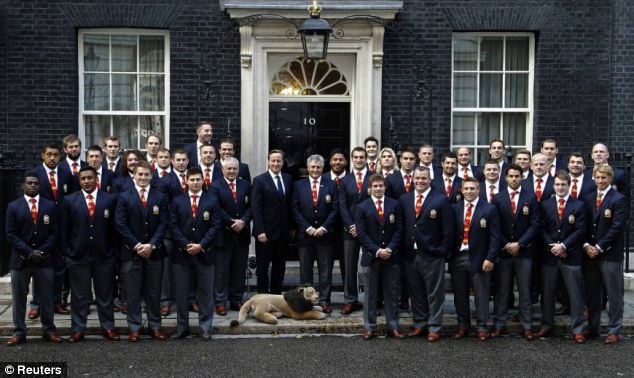 Έκαναν «κερατάκια» στον πρωθυπουργό της Βρετανίας σε επίσημη φωτογράφιση! [εικόνες +βίντεο] | iefimerida.gr 1