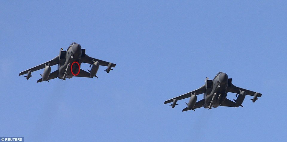 «Ανεμοστρόβιλοι» από τη Βρετανία σφυροκοπούν τους τζιχαντιστές: Τα μαχητικά Tornado GR4 της RAF κατά του ISIS [εικόνες & βίντεο]   | iefimerida.gr 1