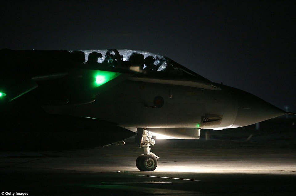 «Ανεμοστρόβιλοι» από τη Βρετανία σφυροκοπούν τους τζιχαντιστές: Τα μαχητικά Tornado GR4 της RAF κατά του ISIS [εικόνες & βίντεο]   | iefimerida.gr 7