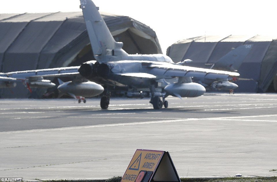 «Ανεμοστρόβιλοι» από τη Βρετανία σφυροκοπούν τους τζιχαντιστές: Τα μαχητικά Tornado GR4 της RAF κατά του ISIS [εικόνες & βίντεο]   | iefimerida.gr 8