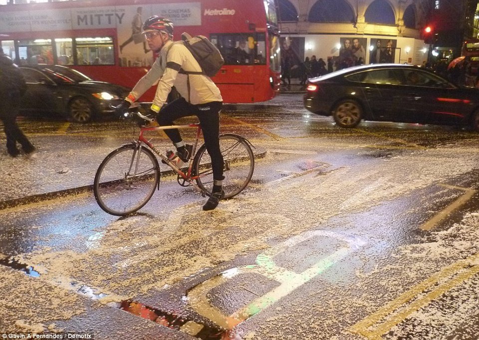 Στον «αέρα» τα Χριστούγεννα στη Βρετανία -Σφοδρό κύμα κακοκαιρίας με πέντε νεκρούς σαρώνει τη χώρα [εικόνες] | iefimerida.gr 11