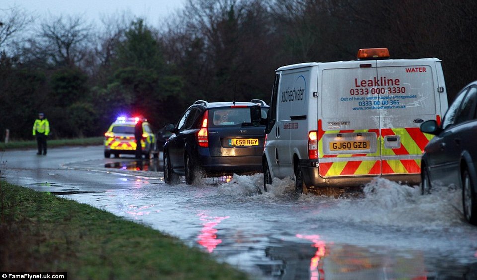 Στον «αέρα» τα Χριστούγεννα στη Βρετανία -Σφοδρό κύμα κακοκαιρίας με πέντε νεκρούς σαρώνει τη χώρα [εικόνες] | iefimerida.gr 2