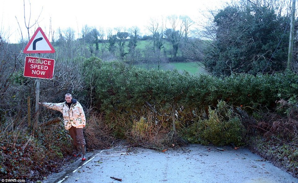 Στον «αέρα» τα Χριστούγεννα στη Βρετανία -Σφοδρό κύμα κακοκαιρίας με πέντε νεκρούς σαρώνει τη χώρα [εικόνες] | iefimerida.gr 6