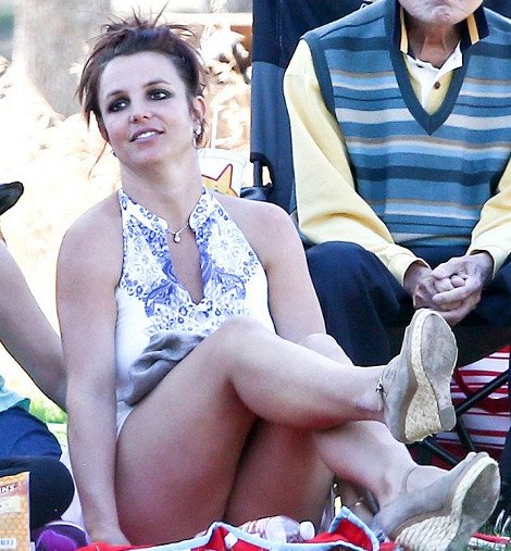 Η ατσούμπαλη Μπρίτνεϊ Σπίαρς -Πήγε να σταυρώσει τα πόδια και μας τα έδειξε όλα [εικόνες] | iefimerida.gr 0