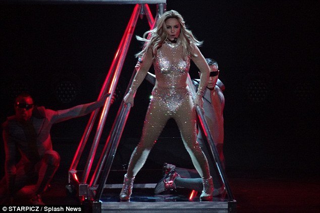 Η Μπρίτνεϊ Σπίαρς ξεσαλώνει: Λαμπερό comeback με 7 κοστούμια, 2 περούκες και 7.000 θαυμαστές [εικόνες&βίντεο] | iefimerida.gr 7