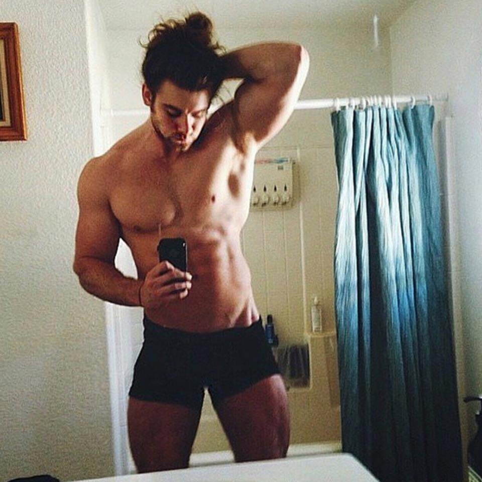 Δίμετρος, με γαλανά μάτια και κοιλιακούς φέτες: Ο νέος «βασιλιάς του Instagram» [εικόνες] | iefimerida.gr 0