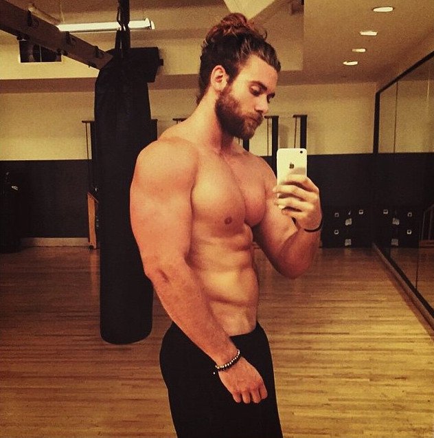 Δίμετρος, με γαλανά μάτια και κοιλιακούς φέτες: Ο νέος «βασιλιάς του Instagram» [εικόνες] | iefimerida.gr 3