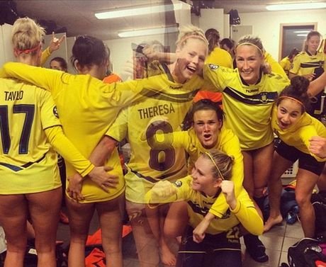 Γιόρτασε το νταμπλ με τα... οπίσθια των συμπαικτριών της [εικόνες] | iefimerida.gr 0