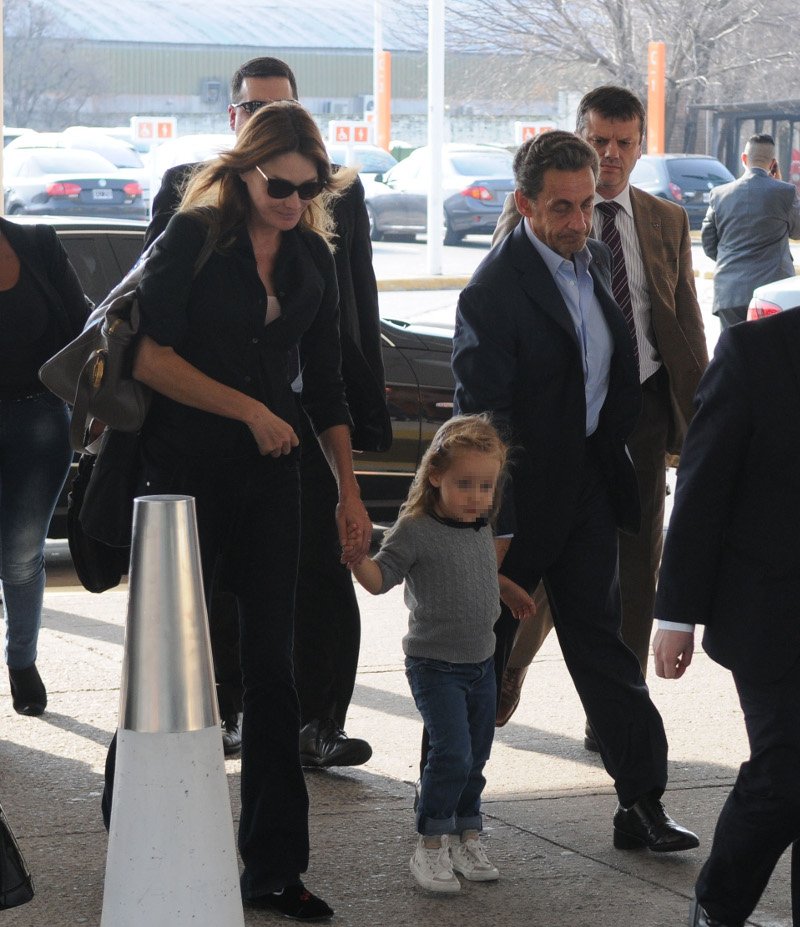 «Πρωτάκι» η κόρη της Κάρλα Μπρούνι με τον Σαρκοζί -Την πήγαν στο σχολείο [εικόνες & βίντεο] | iefimerida.gr 0