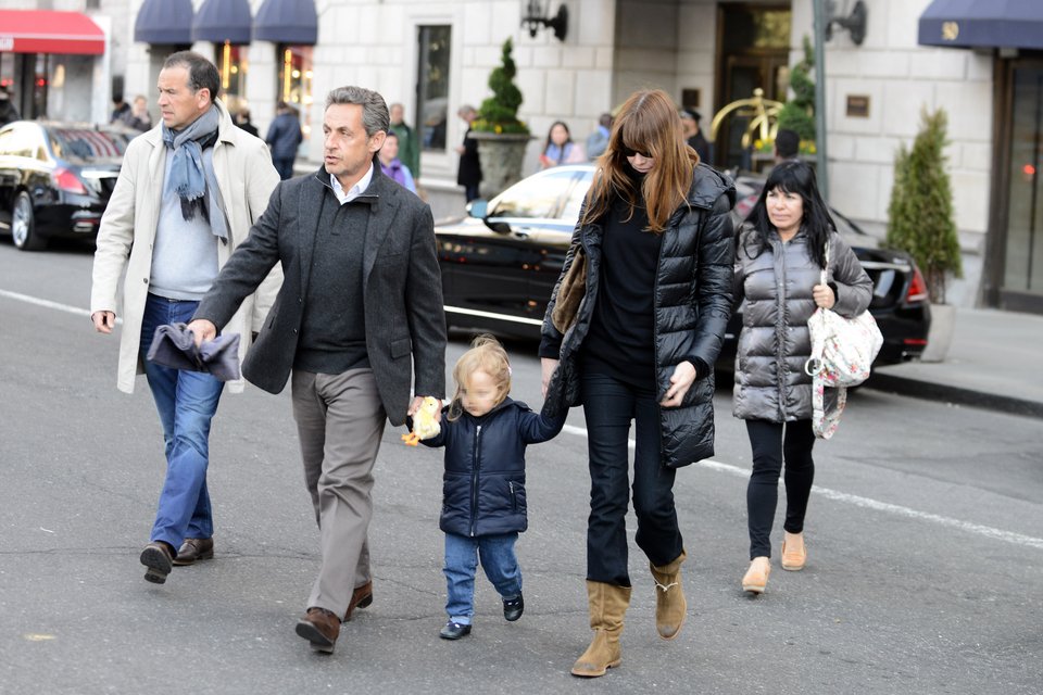 «Πρωτάκι» η κόρη της Κάρλα Μπρούνι με τον Σαρκοζί -Την πήγαν στο σχολείο [εικόνες & βίντεο] | iefimerida.gr 1