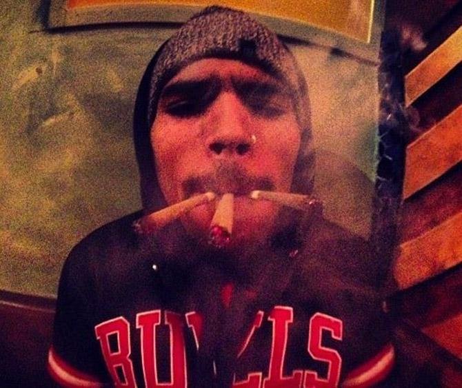 Ποιος τραγουδιστής καπνίζει ταυτόχρονα τρία τσιγάρα μαριχουάνας [εικόνα] | iefimerida.gr 0