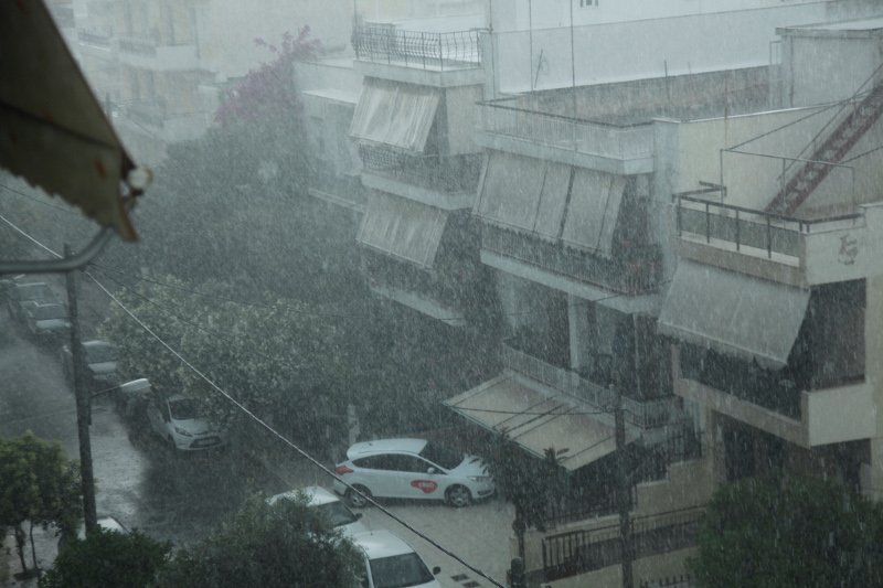 Σφοδρή καταιγίδα με χαλάζι και κεραυνούς έπληξε την Αττική [εικόνες] | iefimerida.gr 1