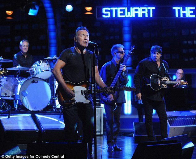 Ο Τζον Στιούαρτ αποχαιρέτισε το κοινό του Daily Show [εικόνες] | iefimerida.gr 3