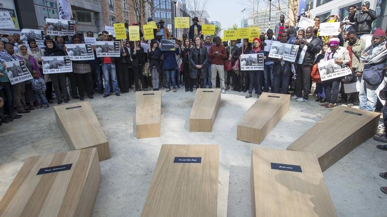 Διαδήλωσαν με φέρετρα στις Βρυξέλλες για τους νεκρούς μετανάστες [εικόνες] | iefimerida.gr 2