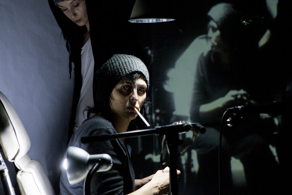 Η Αντζελα Μπρούσκου στο παραληρηματικό κείμενο της Σάρα Κέιν «4.48 Ψύχωση» [εικόνες]  | iefimerida.gr 0