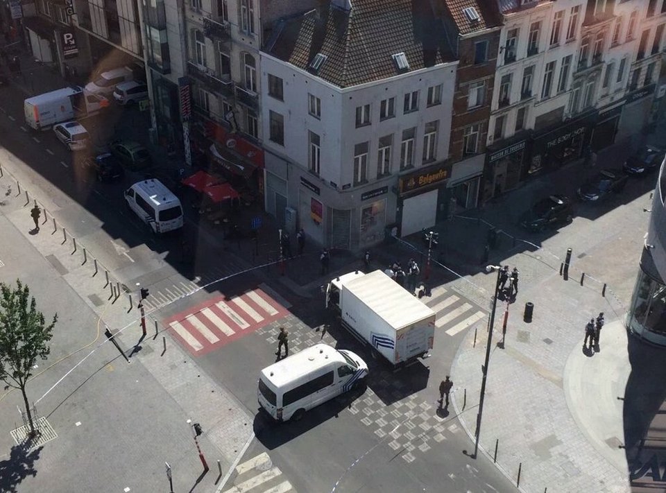 Λήξη συναγερμού στις Βρυξέλλες: Ο ύποπτος φορούσε «ψεύτικο» γιλέκο εκρηκτικών [εικόνες&βίντεο] | iefimerida.gr 1