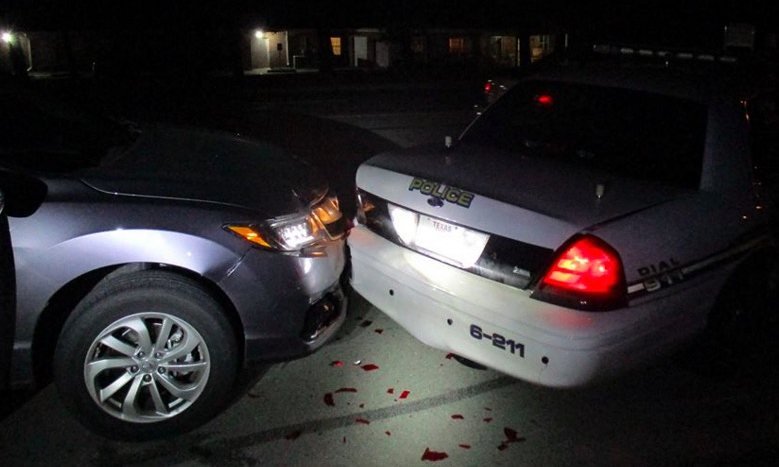 Φοιτήτρια στο Τέξας τράκαρε με περιπολικό ενώ τραβούσε τόπλες selfie! [εικόνες] | iefimerida.gr 1