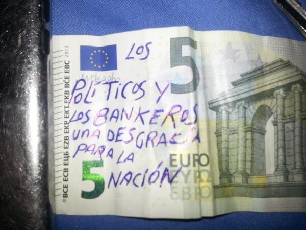 Οι οργισμένοι Ισπανοί βρίζουν πολιτικούς και τραπεζίτες πάνω σε χαρτονομίσματα [εικόνες]  | iefimerida.gr 1