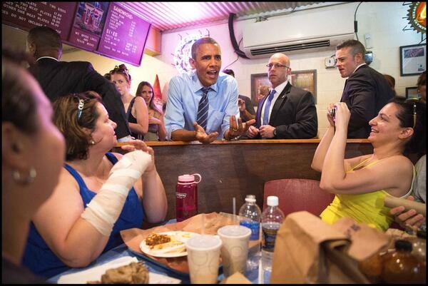 Ο Ομπάμα έκλεψε στη σειρά αναμονής σε γνωστή ψησταριά των ΗΠΑ -Αναγκάστηκε να πληρώσει  για τις παραγγελίες όλων! [εικόνες] | iefimerida.gr 1