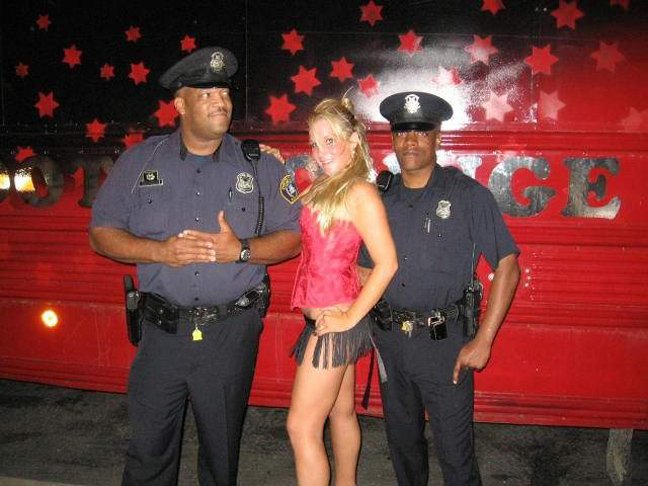 Επιστρέφει το κινητό στριπτιζάδικο του Ντιτρόιτ, μια από τις πιο καυτές μόδες της Αμερικής [εικόνες] | iefimerida.gr 4