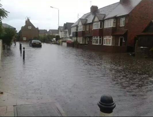 Εξαλλη αντίδραση Βρετανών στην κακοκαιρία: Τρέχουν με τα εσώρουχα εν μέσω σφοδρής καταιγίδας στο Μπράιτον [βίντεο&εικόνες] | iefimerida.gr 4