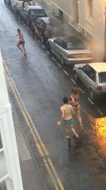 Εξαλλη αντίδραση Βρετανών στην κακοκαιρία: Τρέχουν με τα εσώρουχα εν μέσω σφοδρής καταιγίδας στο Μπράιτον [βίντεο&εικόνες] | iefimerida.gr 8