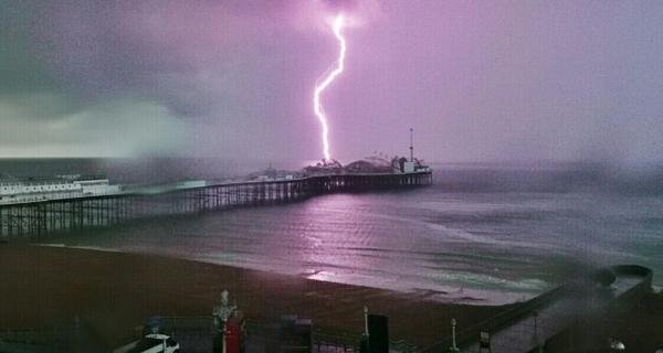 Εξαλλη αντίδραση Βρετανών στην κακοκαιρία: Τρέχουν με τα εσώρουχα εν μέσω σφοδρής καταιγίδας στο Μπράιτον [βίντεο&εικόνες] | iefimerida.gr 0