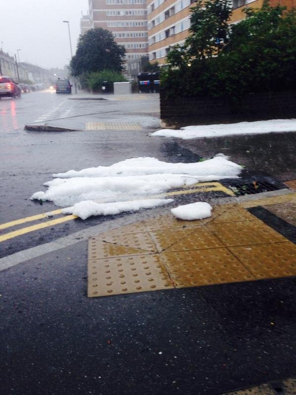 Εξαλλη αντίδραση Βρετανών στην κακοκαιρία: Τρέχουν με τα εσώρουχα εν μέσω σφοδρής καταιγίδας στο Μπράιτον [βίντεο&εικόνες] | iefimerida.gr 3