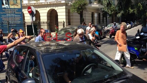 Μπουκάλια και αποδοκιμασίες στον Προκόπη Παυλόπουλο από τους εργαζόμενους της ΛΑΡΚΟ [εικόνα] | iefimerida.gr 0