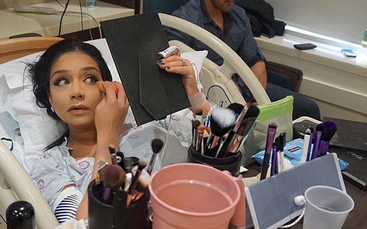 Εκανε το μαιευτήριο μπουντουάρ -Μακιγιέζ βαφόταν ενώ γεννούσε [εικόνες]  | iefimerida.gr 0