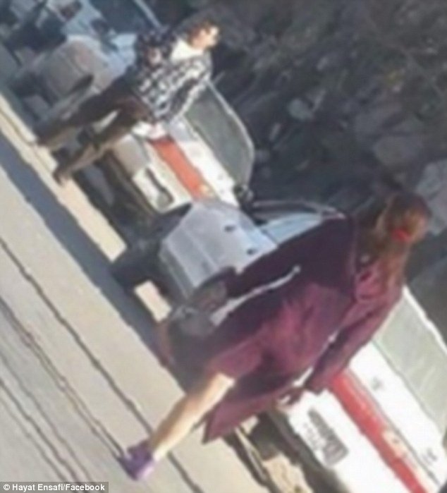 Η γενναία μυστηριώδης γυναίκα της Καμπούλ: Πέταξε τη μπούρκα και κυκλοφορεί με κοντό φόρεμα [εικόνες] | iefimerida.gr 2