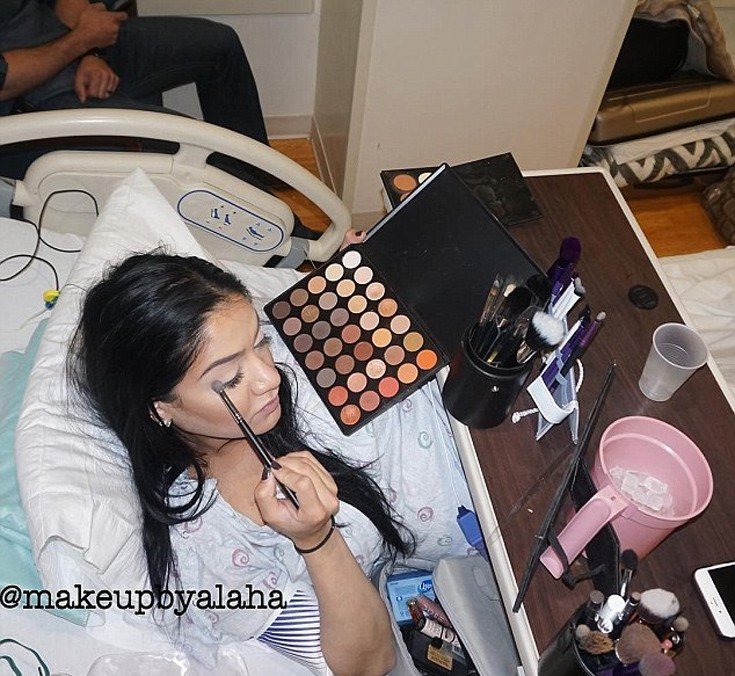 Εκανε το μαιευτήριο μπουντουάρ -Μακιγιέζ βαφόταν ενώ γεννούσε [εικόνες]  | iefimerida.gr 2