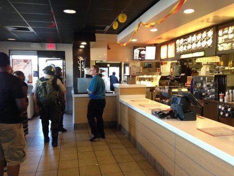 Σκηνικό πολέμου στο Μιζούρι των ΗΠΑ: Δέχθηκε πυρά αστυνομικών κι άλλος νέος -Νοσηλεύεται σε κρίσιμη κατάσταση [βίντεο&εικόνες] | iefimerida.gr 3