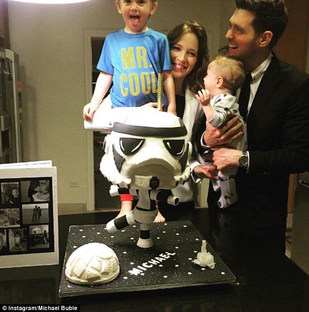 Ο 3χρονος γιος του τραγουδιστή Μάικλ Μπουμπλέ διαγνώστηκε με καρκίνο [εικόνες] | iefimerida.gr 0