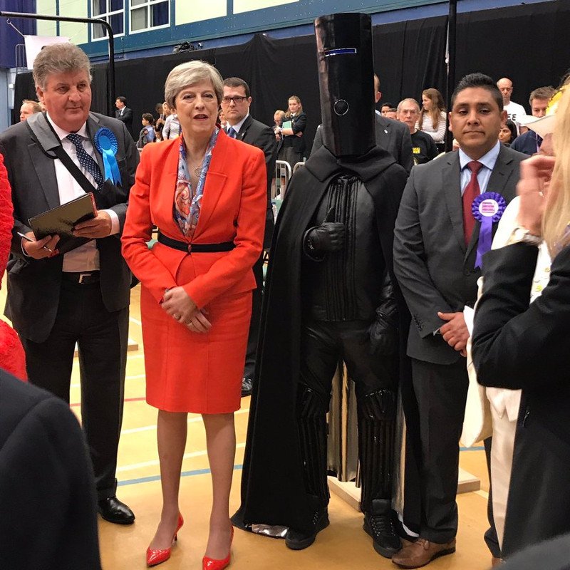 Τι δουλειά έχει η Μέι με έναν... διαγαλαξιακό λόρδο και ένα κόκκινο χνουδωτό καρτούν -Απίστευτες φωτογραφίες [εικόνες] | iefimerida.gr 1