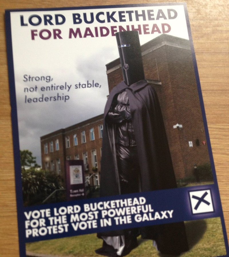 Τι δουλειά έχει η Μέι με έναν... διαγαλαξιακό λόρδο και ένα κόκκινο χνουδωτό καρτούν -Απίστευτες φωτογραφίες [εικόνες] | iefimerida.gr 2