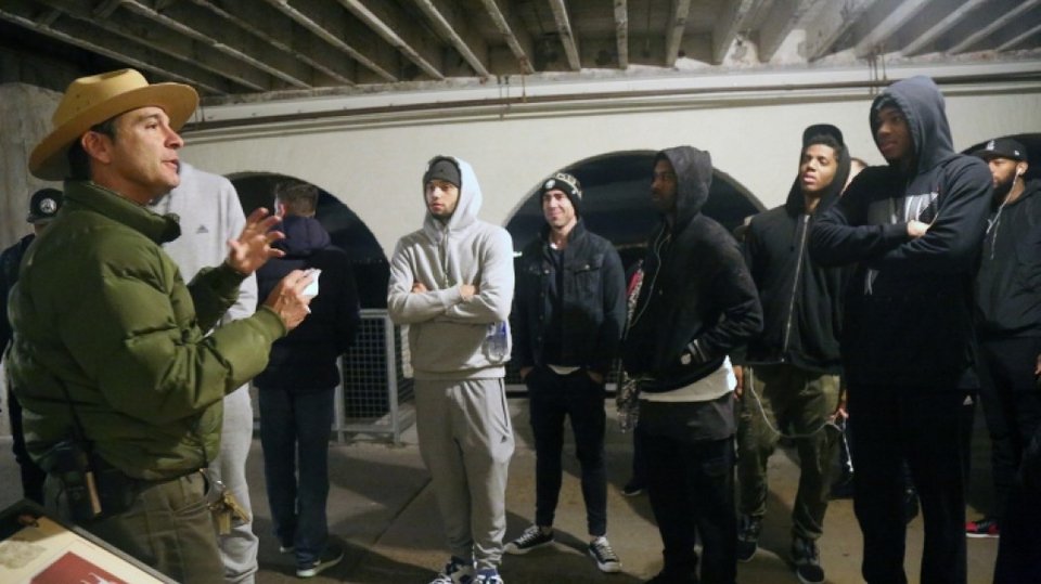 Η μέρα που ο Αντετοκούνμπο μπήκε στη... φυλακή [εικόνες] | iefimerida.gr 0