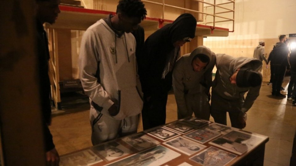 Η μέρα που ο Αντετοκούνμπο μπήκε στη... φυλακή [εικόνες] | iefimerida.gr 2