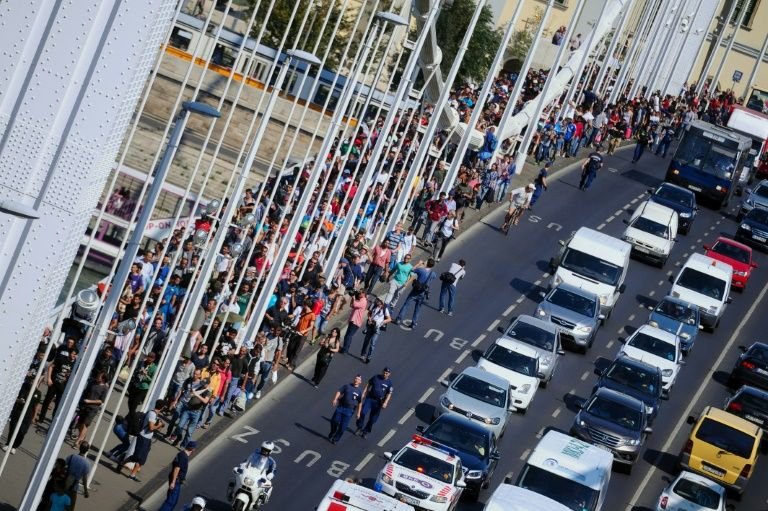 Απίστευτες εικόνες: Χιλιάδες μετανάστες πάνε με τα πόδια Βουδαπέστη-Αυστρία - Κάνουν 175 χιλιόμετρα [βίντεο] | iefimerida.gr 4