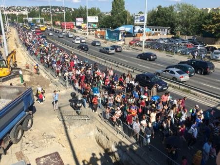 Απίστευτες εικόνες: Χιλιάδες μετανάστες πάνε με τα πόδια Βουδαπέστη-Αυστρία - Κάνουν 175 χιλιόμετρα [βίντεο] | iefimerida.gr 0