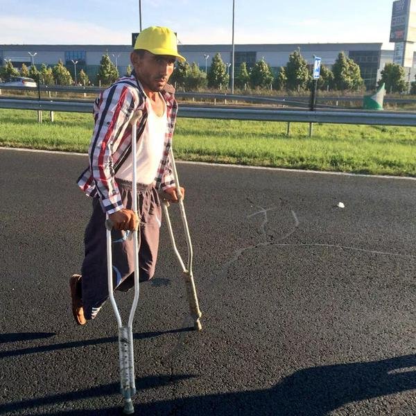 Απίστευτες εικόνες: Χιλιάδες μετανάστες πάνε με τα πόδια Βουδαπέστη-Αυστρία - Κάνουν 175 χιλιόμετρα [βίντεο] | iefimerida.gr 5