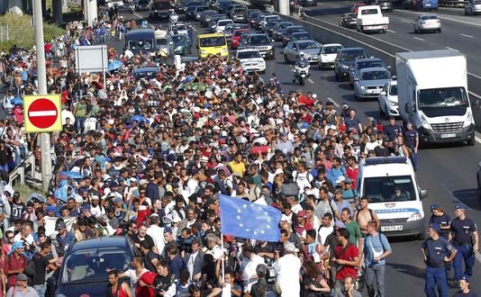 Απίστευτες εικόνες: Χιλιάδες μετανάστες πάνε με τα πόδια Βουδαπέστη-Αυστρία - Κάνουν 175 χιλιόμετρα [βίντεο] | iefimerida.gr 1