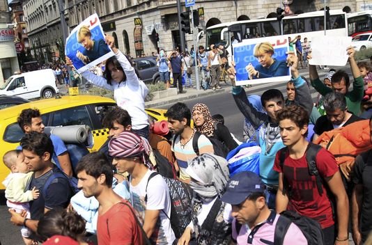 Απίστευτες εικόνες: Χιλιάδες μετανάστες πάνε με τα πόδια Βουδαπέστη-Αυστρία - Κάνουν 175 χιλιόμετρα [βίντεο] | iefimerida.gr 2